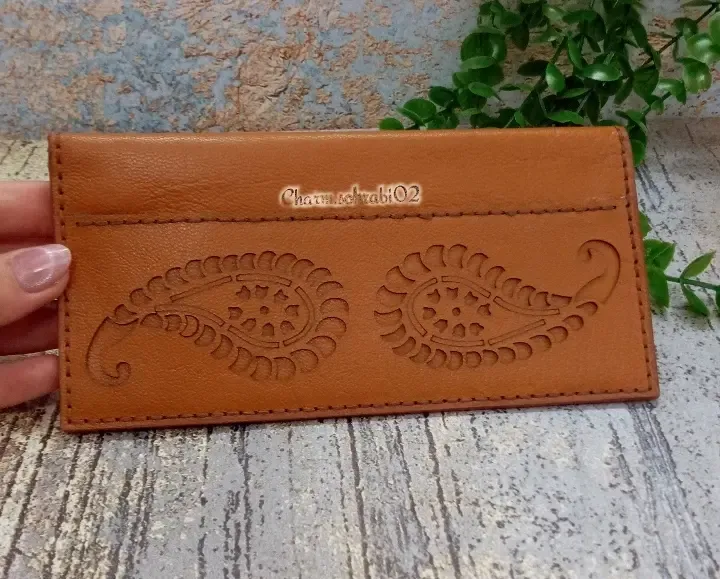کیف پول زنانه چرم طبیعی دست‌دوز طرح اسلیمی، تصویر ۴