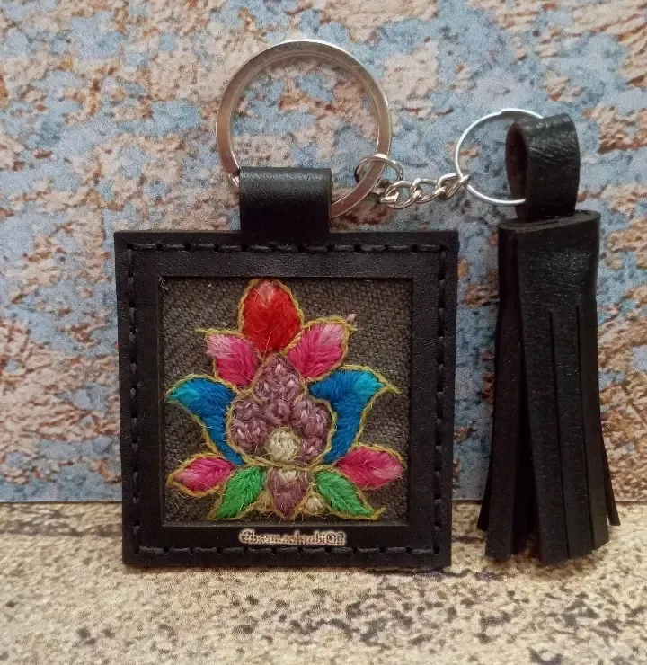 جاکلیدی چرم طبیعی دست‌دوز با تلفیق سوزن‌دوزی سنتی — M (متوسط)، تصویر ۳
