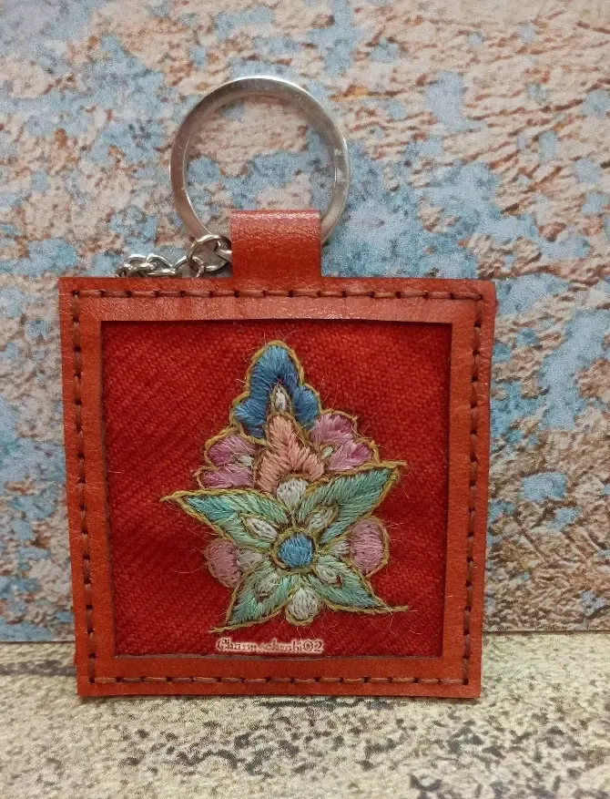 جاکلیدی چرم طبیعی دست‌دوز با تلفیق سوزن‌دوزی سنتی — M (متوسط)، تصویر ۶
