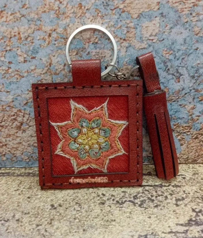 جاکلیدی چرم طبیعی دست‌دوز با تلفیق سوزن‌دوزی سنتی — L (بزرگ)، تصویر ۵