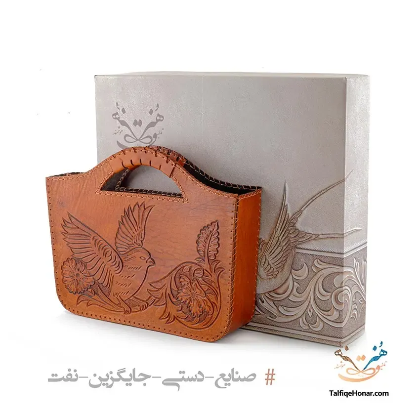 کیف دستی چرم حکاکی طرح گل و مرغ سایز 25*35، تصویر ۱
