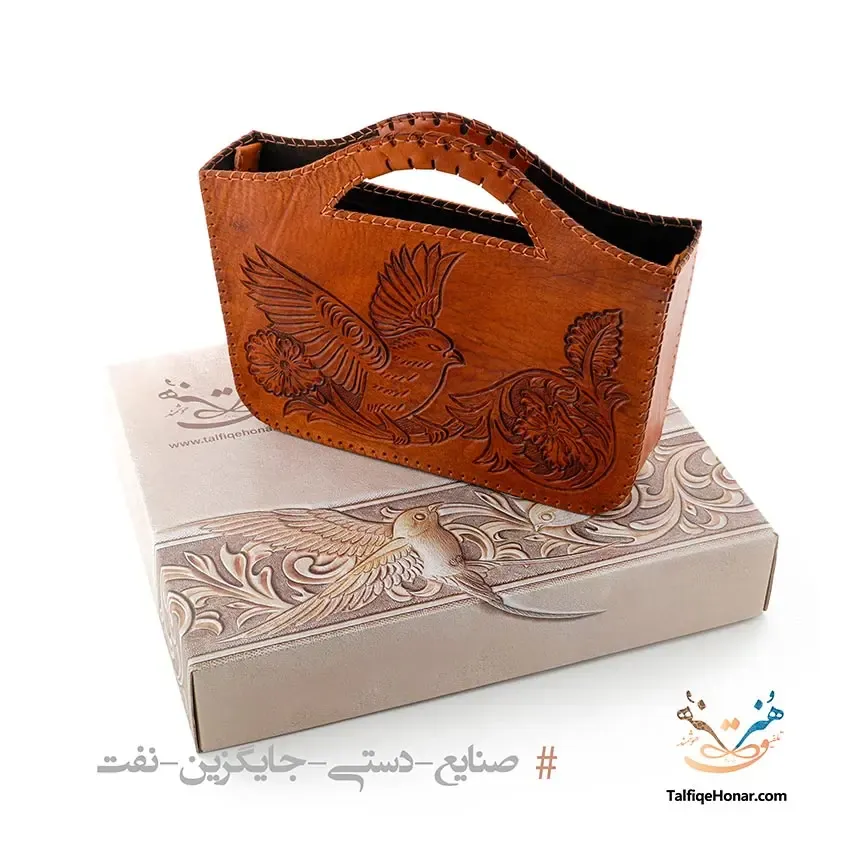 کیف دستی چرم حکاکی طرح گل و مرغ سایز 25*35، تصویر ۳