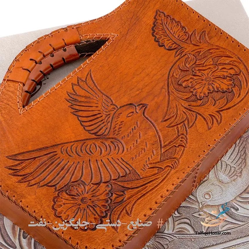 کیف دستی چرم حکاکی طرح گل و مرغ سایز 25*35، تصویر ۴
