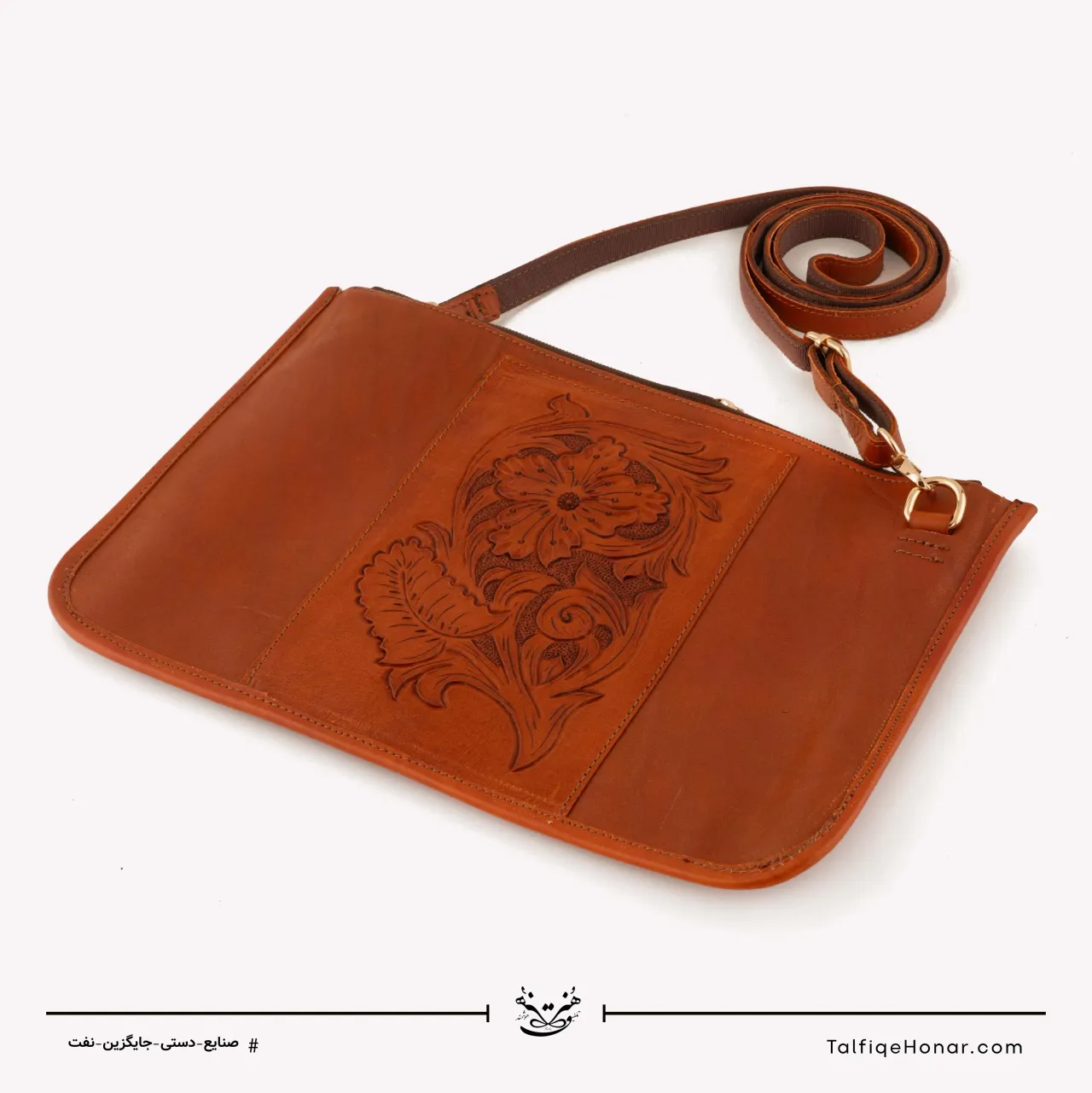 کیف دوشی زنانه حکاکی پاسپورتی طرح میرا رنگ عسلی سایز 25*30، تصویر ۳