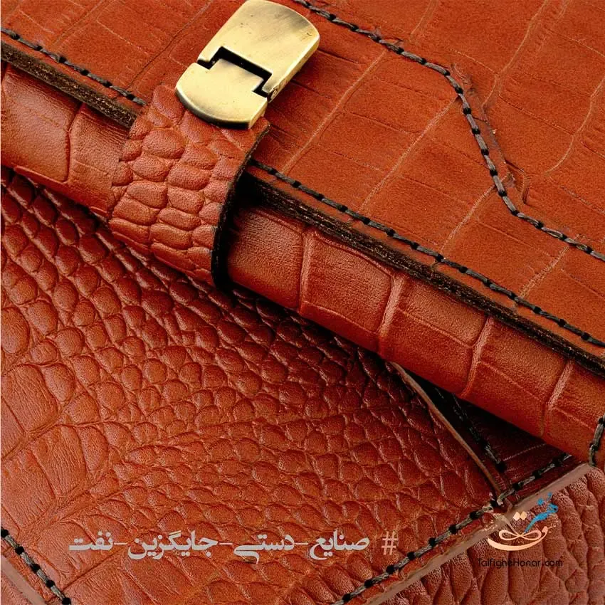 ست زنانه کیف چرم طرح کروکدیل، تصویر ۳