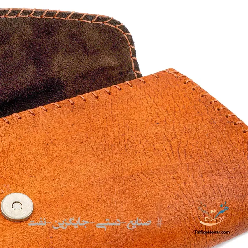 کیف زنانه باگتی چرم حکاکی طرح گل سایز 13*35، تصویر ۳