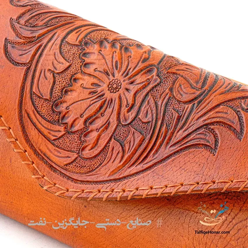 کیف زنانه باگتی چرم حکاکی طرح گل سایز 13*35، تصویر ۴