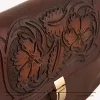 کیف دوشی زنانه حکاکی کلاسیک طرح هونو رنگ قهوه ای سایز 12*25، تصویر ۵